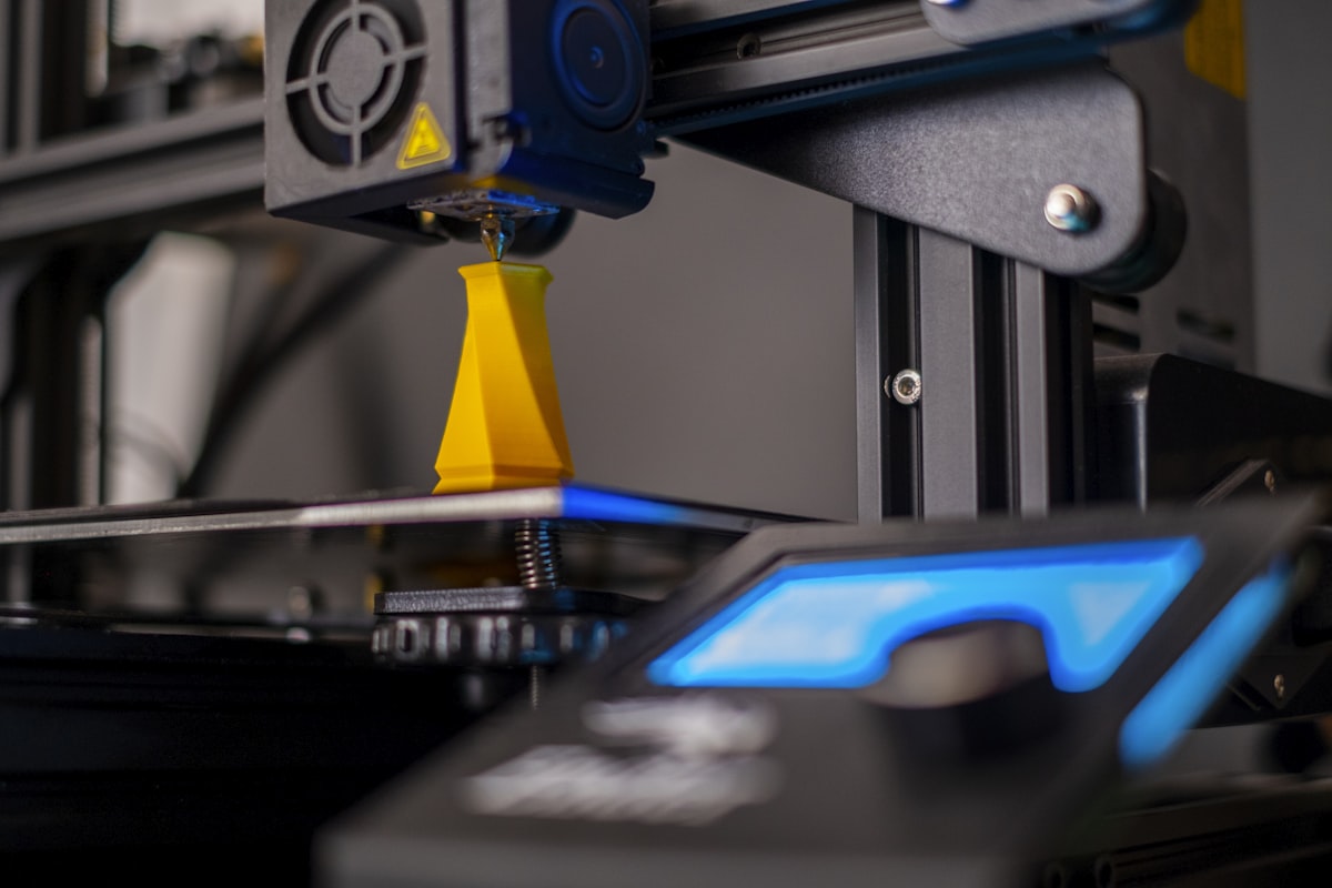 Impressora 3D FDM imprimindo peça amarela