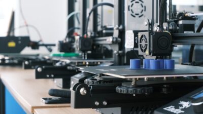 Várias impressoras 3D desktop modelo Ender em um laboratório