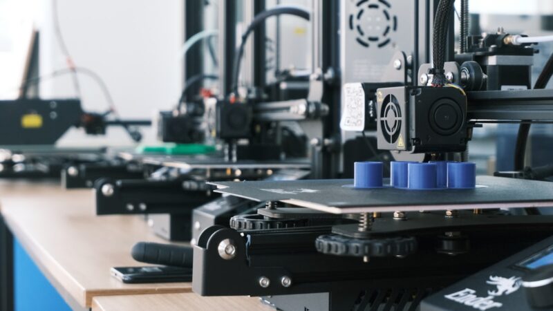 Várias impressoras 3D desktop modelo Ender em um laboratório