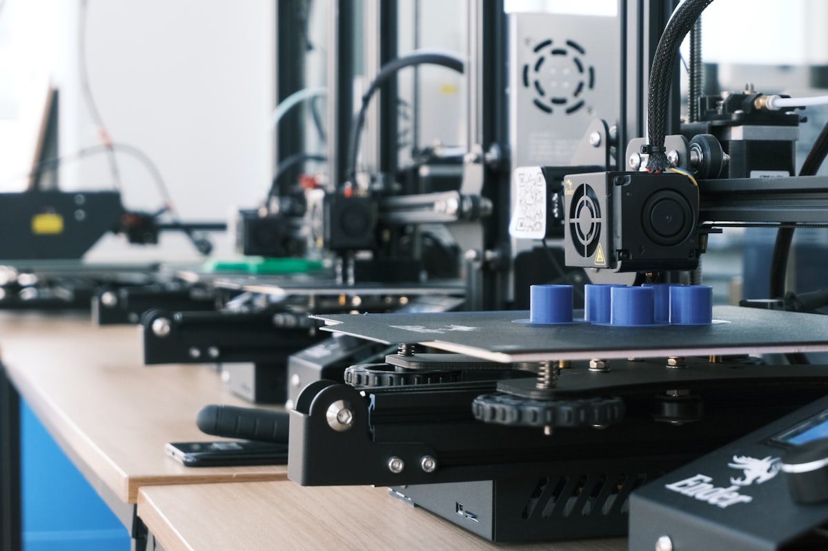 Impressoras 3D desktop em funcionamento