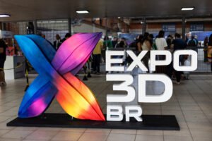 Logotipo físico colorido da Expo3DBR 2026 na entrada do evento.