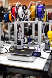 Impressora 3D com suporte para múltiplos rolos de filamento em exposição.