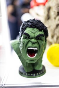 Busto verde impresso em 3D com alto nível de detalhe.