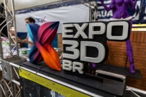 Logotipo da Expo3DBR em peça impressa ou montada sobre equipamento de exposição.