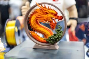 Dragão colorido impresso em 3D com alto nível de detalhe em exposição.