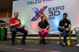 Palestrantes sentados no palco principal da Expo3DBR 2026 durante painel sobre manufatura aditiva.