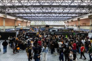 Visão ampla do pavilhão da Expo3DBR 2026 com estandes e visitantes.