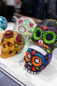 Caveiras decorativas coloridas impressas em 3D em exposição na Expo3DBR 2026.