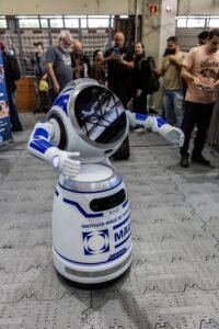 Robô móvel em demonstração na Expo3DBR 2026, mostrando integração entre impressão 3D, eletrônica e automação.