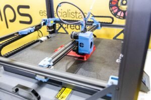 Peças artísticas impressas em 3D expostas na Expo3DBR 2026 com diferentes cores e acabamentos.