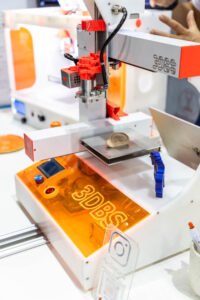 Máquina de vacuum forming usando molde impresso em 3D para termoformagem de material plástico.