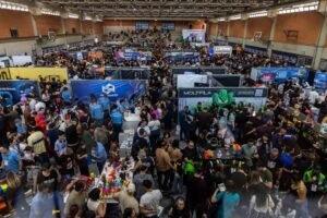 Vista superior da Expo3DBR 2026 com grande público circulando entre estandes de impressão 3D.