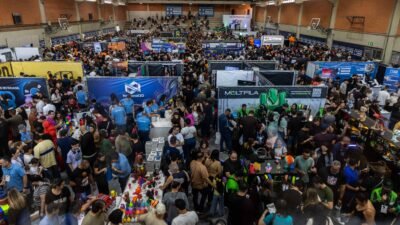 Vista superior da Expo3DBR 2026 com grande público circulando entre estandes de impressão 3D.