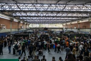 Pavilhão da Expo3DBR 2026 visto de cima com corredores movimentados e estandes de manufatura aditiva.